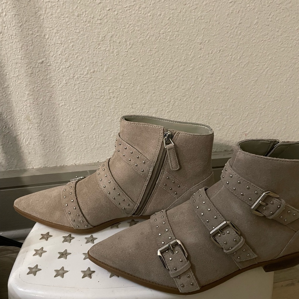 Pointed toe booties - Picture 3 of 5